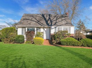 815 Strang Dr, Wantagh, NY 11793