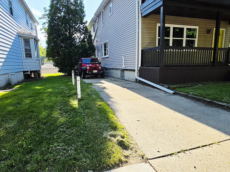 2553 N Oakland Ave — Photo 11