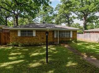 909 Amsden St, Denison, TX 75020