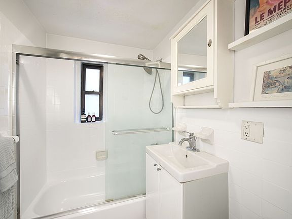 4th image of 319 W 18th St APT 1H