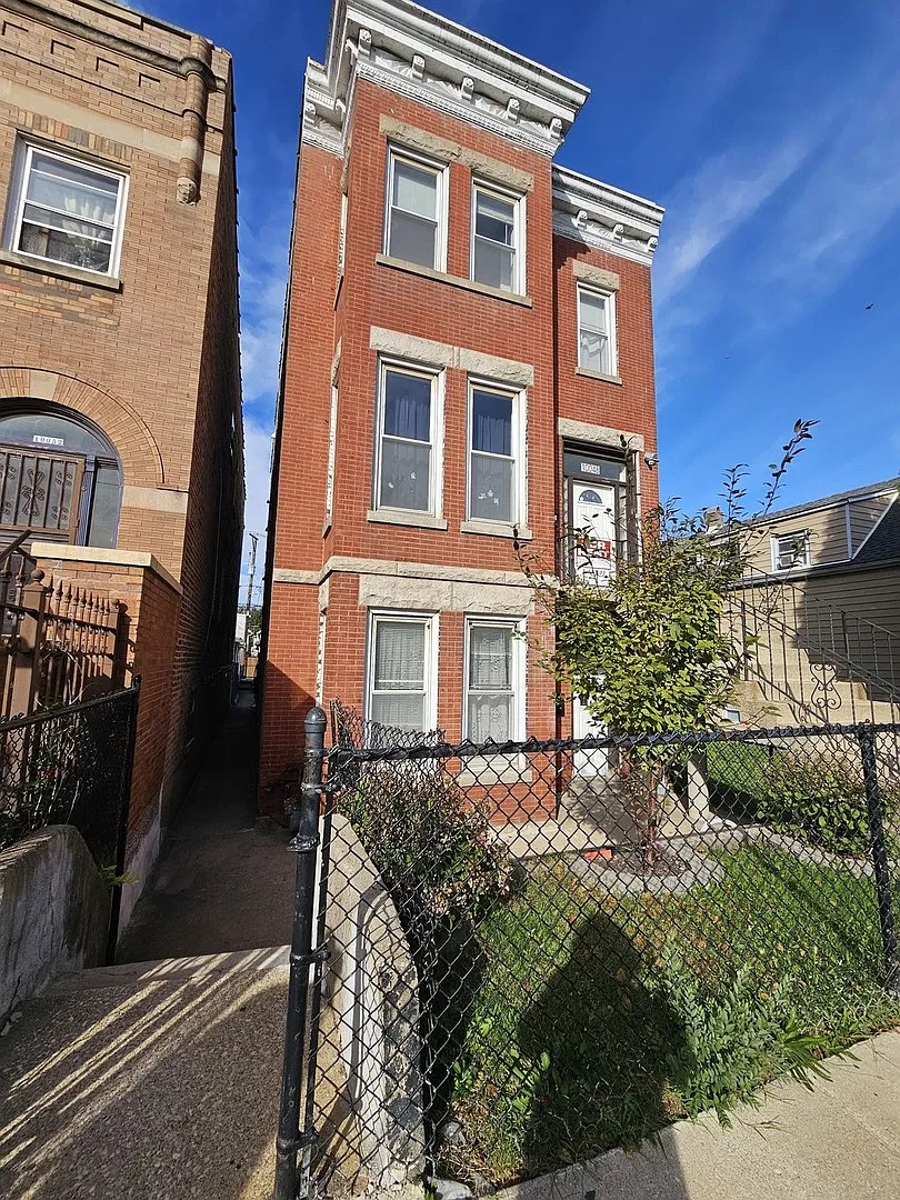 3 bed, 1050 sqft, $1,600 — Photo 1