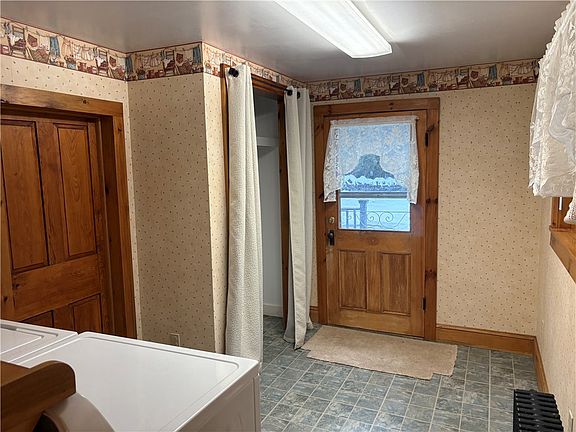 4th image of 32 Elm St