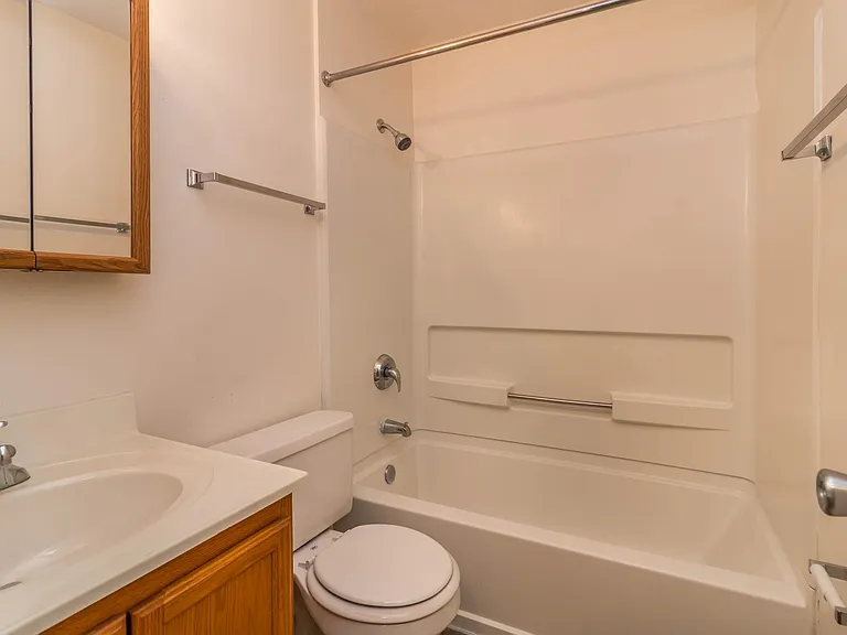 Brentwood Apartments: One Bedroom Bathroom