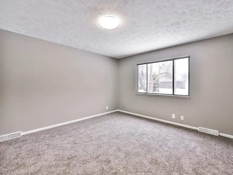 6804 S 140th Ave — Photo 19