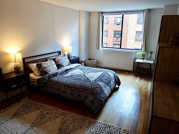 5th image of 300 Mercer St APT 5M