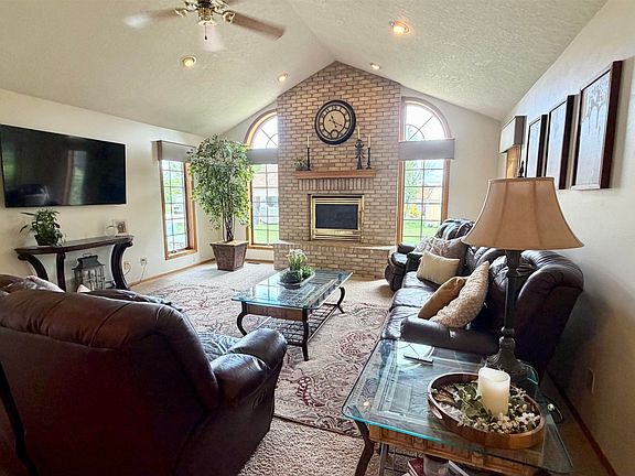 4th image of 925 Leona Cir
