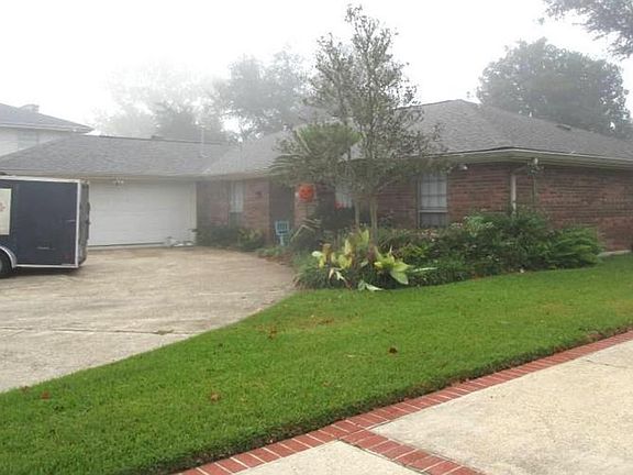 2nd image of 372 Saint Andrews Blvd