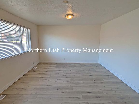 2nd image of 526 E Mac Ln