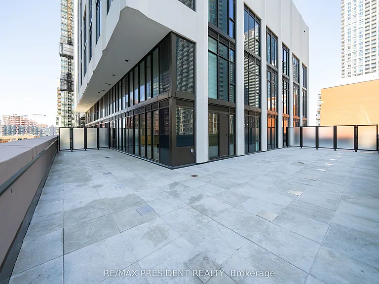 400 King St W #808 — Photo 4