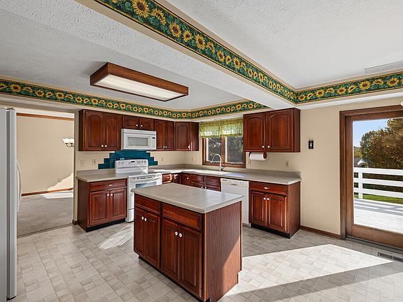 5th image of 175 Highridge Ct W