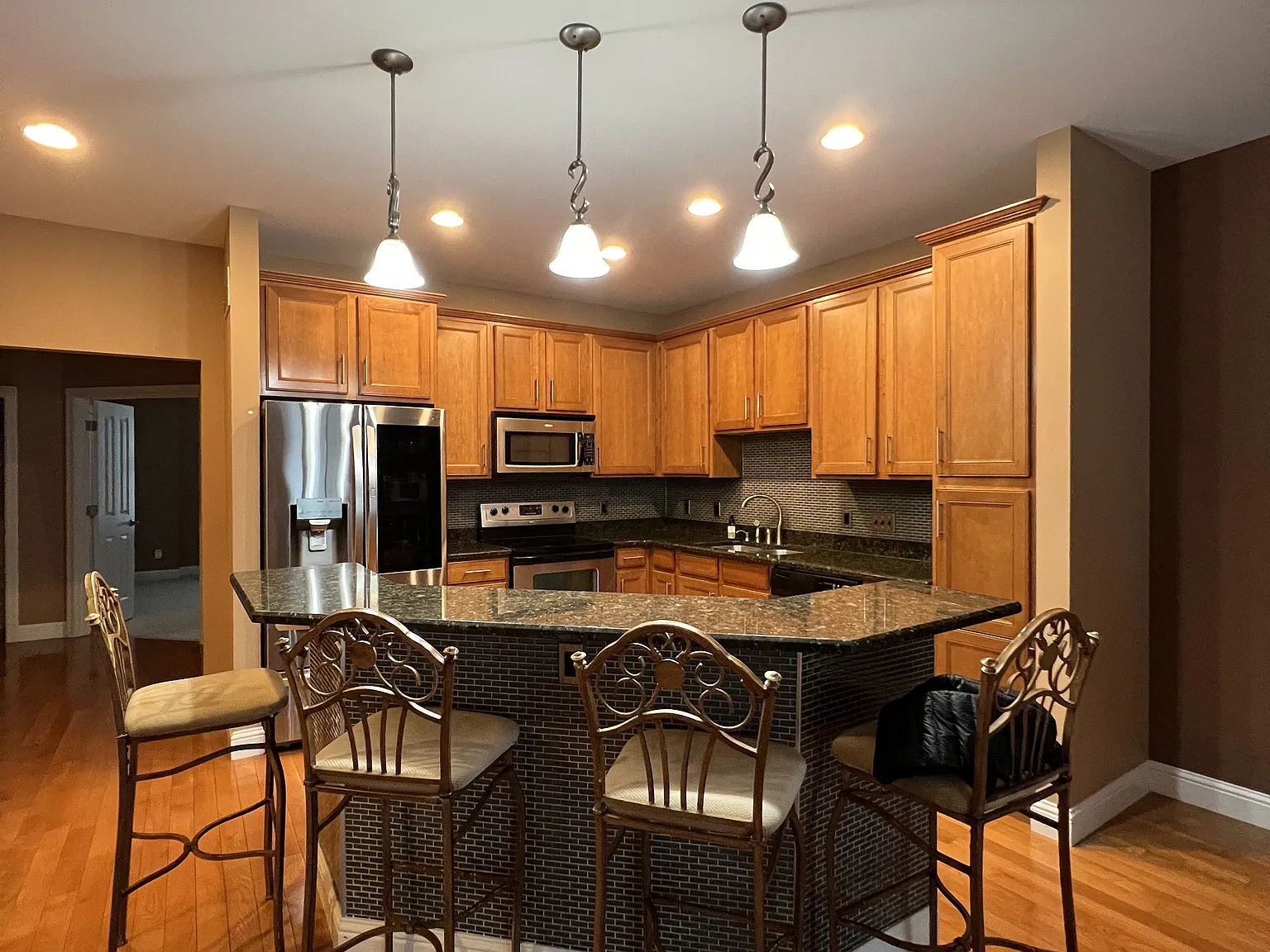 4 bed, 3.5 bath, 2820 sqft, $3,400 — Photo 1