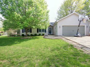 562 I 2400 Rd N, Mahomet, IL 61853