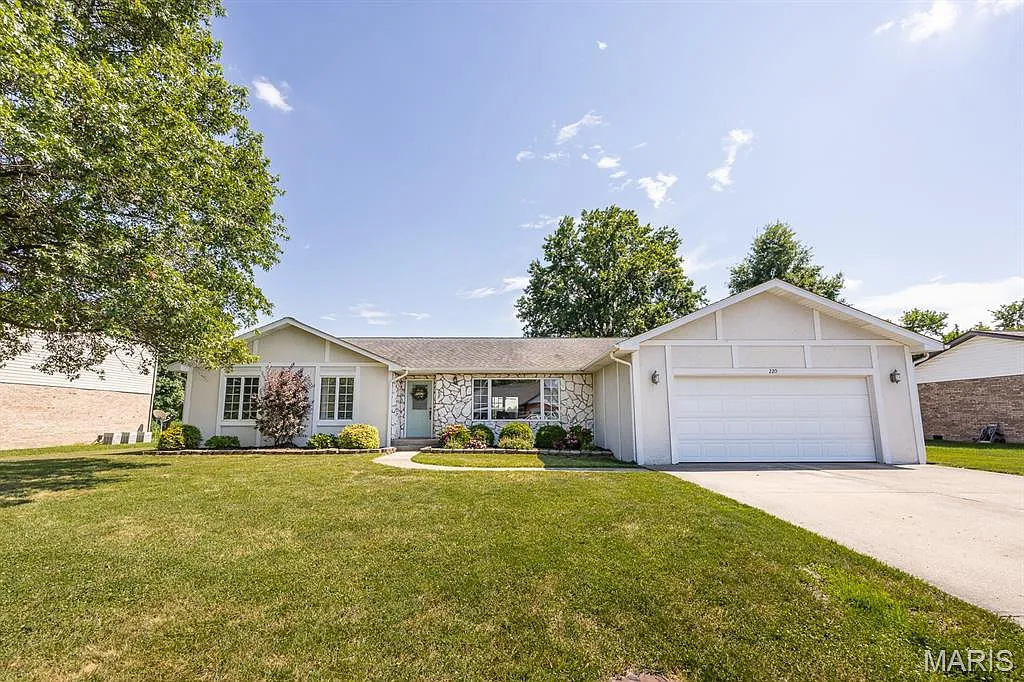 220 Southgate Dr photo 1