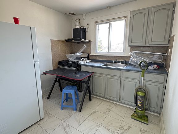 5th image of 348 Mosel Ave #2A