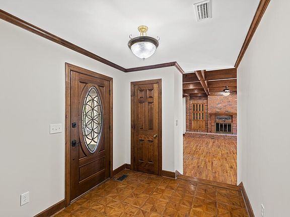 2nd image of 714 N Shady Ln