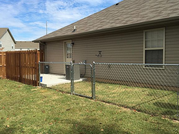 3rd image of 917 Meadowlands Dr