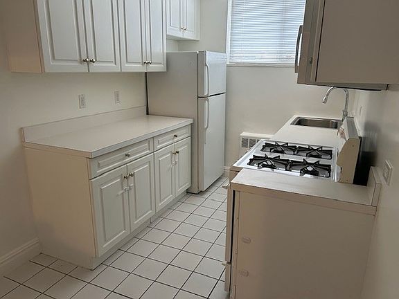 2nd image of 32 N Cottenet St #H5