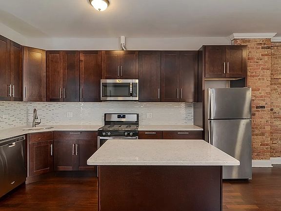 4th image of 3143 W Warren Blvd