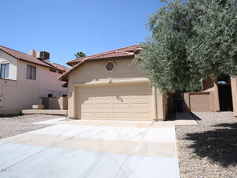 924 E Manor Dr — Photo 3