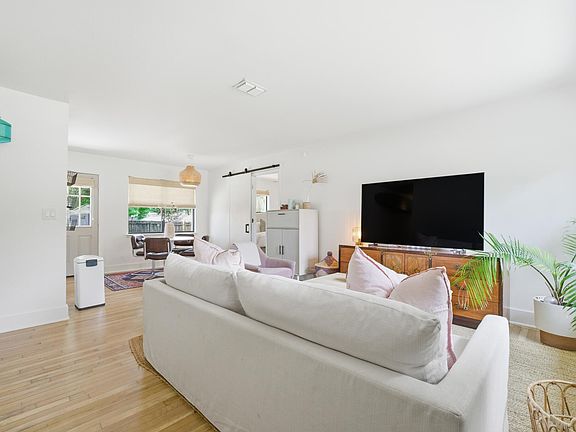 3rd image of 623 Mimosa Ave