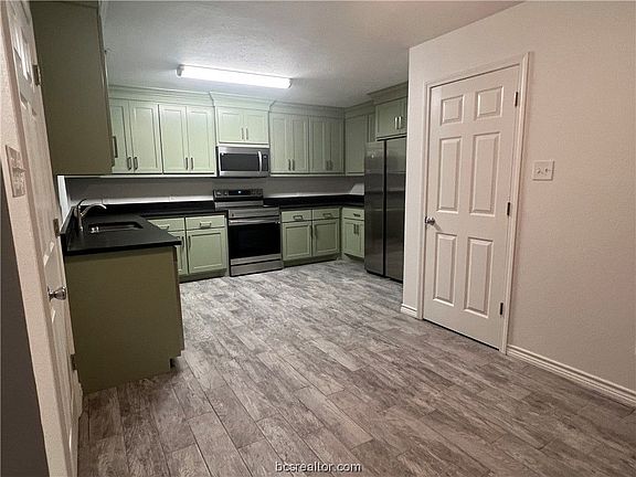 3rd image of 4310 Green Valley Dr