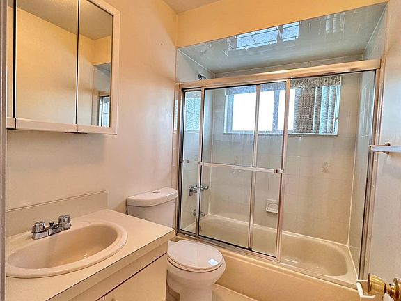 4th image of 160 Bathgate St Unit 2