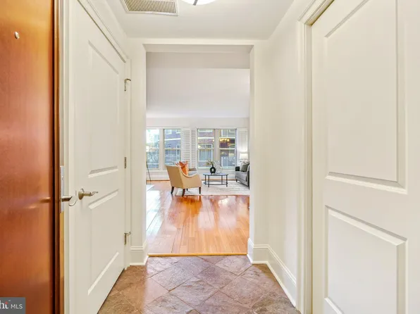 4821 Montgomery Ln APT 203, Bethesda, MD 20814