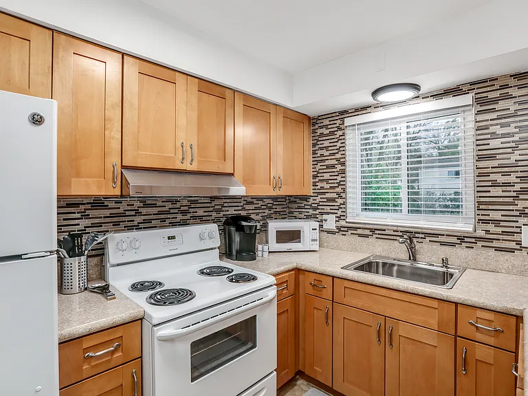 9215 Tavistock Dr — Photo 6