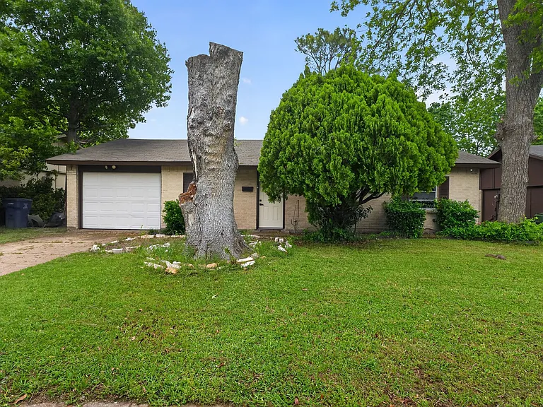 302 Independence Dr — Photo 2