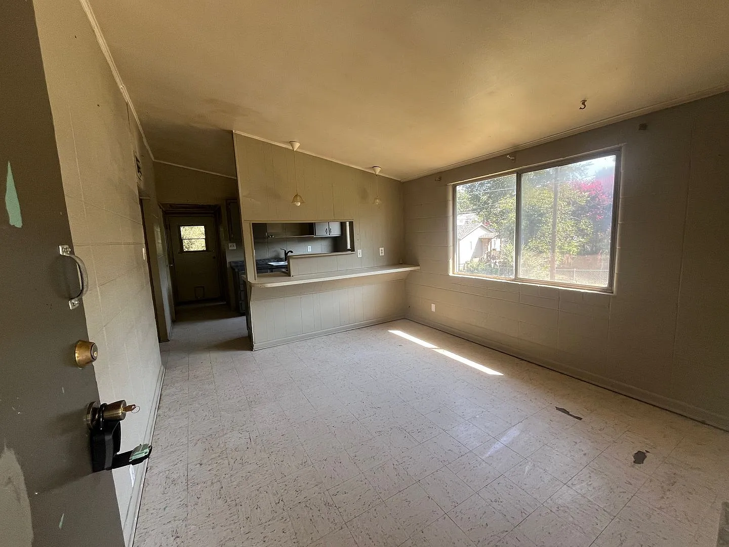 2 Br 1 Bath With Central Hvac — Photo 2