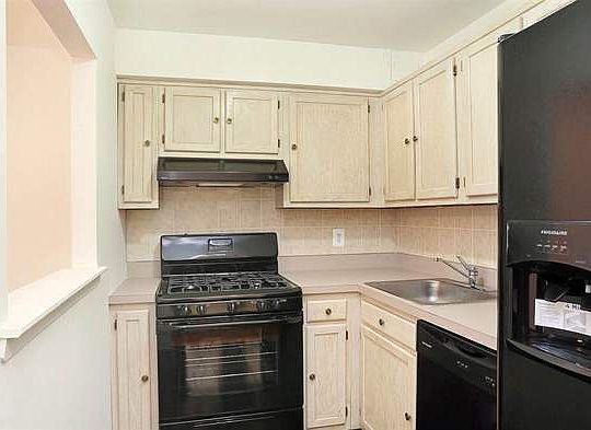 1st image of 466 Carlton Ave