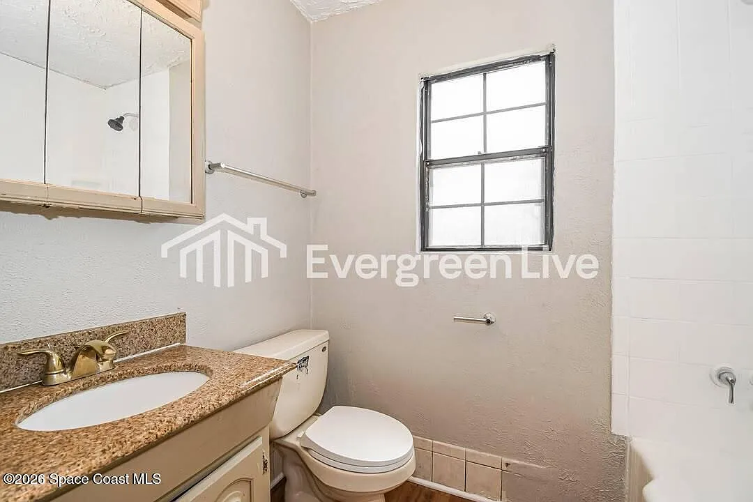 3 bed, 2.0 bath, 2200 sqft, $1,150 — Photo 3