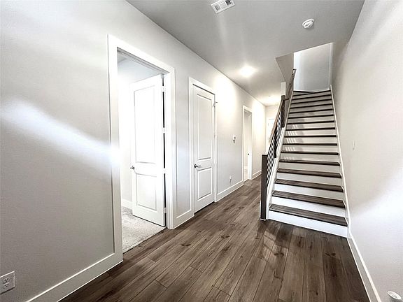 4th image of 8127 Bromley Dr