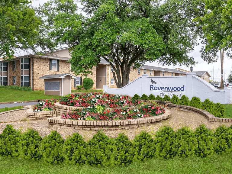 Ravenwood Apartments — Photo 7