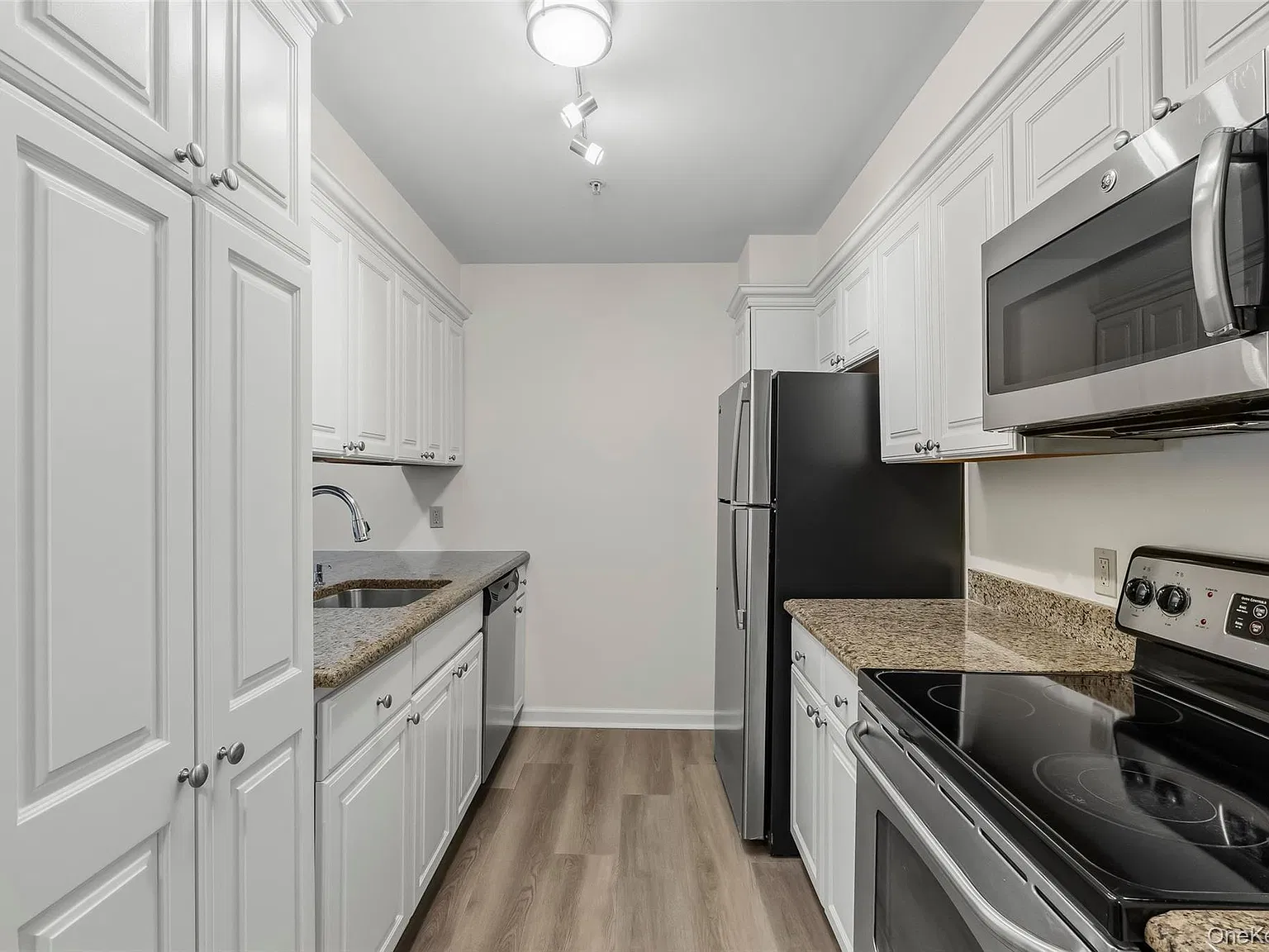2 bed, 2.0 bath, 1061 sqft, $3,700 — Photo 4