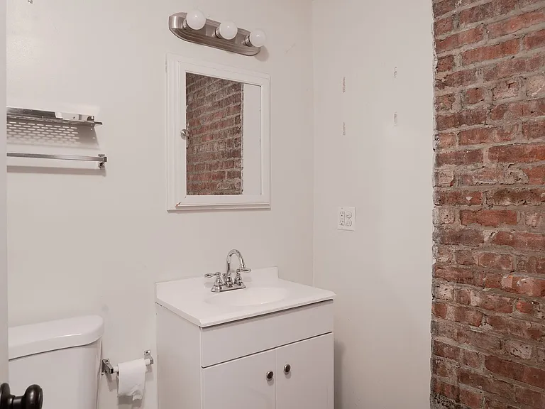 1945-1955 W Montrose Ave #4354-4356 — Photo 12