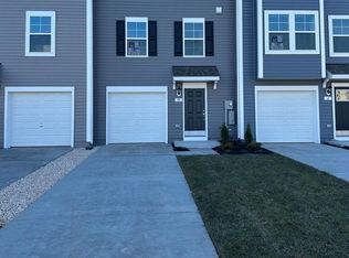 10 Colchester Ct, Bunker Hill, WV 25413
