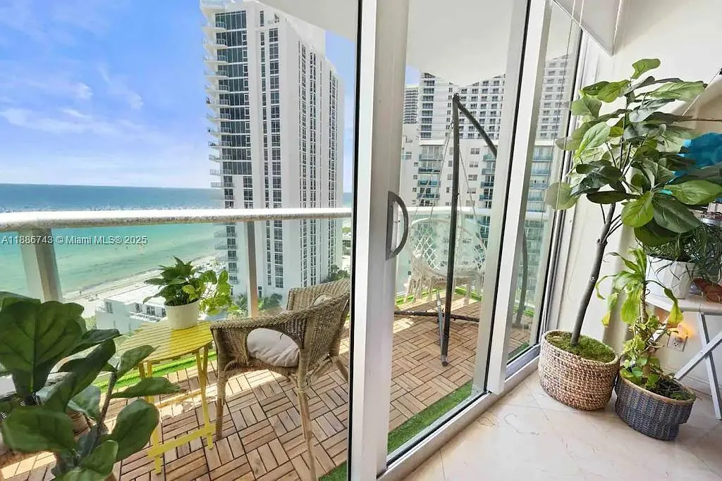 Tides On Hollywood Beach — Photo 4