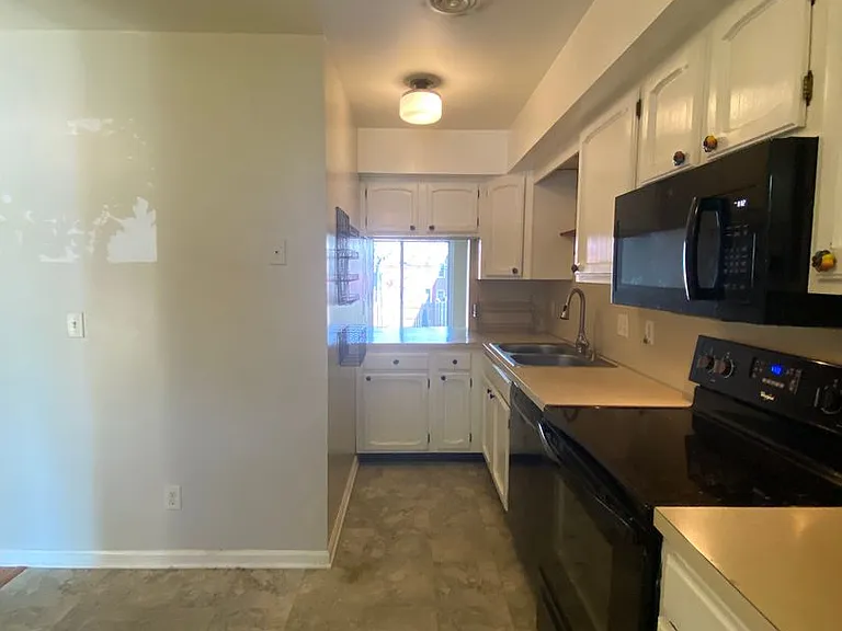 623 E Walnut St — Photo 3