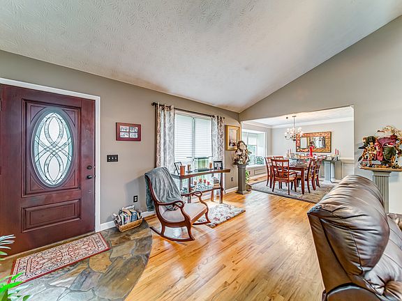3rd image of 15 Bramblewood Pl SW