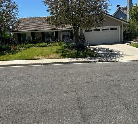 2nd image of 1814 Sweet Briar Pl