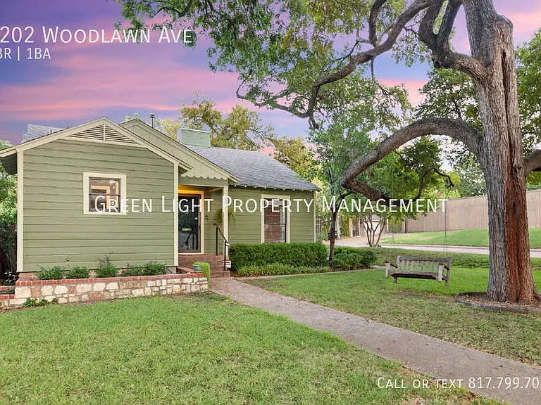 1202 Woodlawn Ave — Photo 2