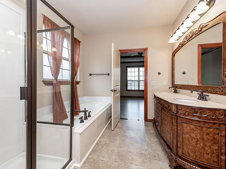 3902 Banbury Dr — Photo 10