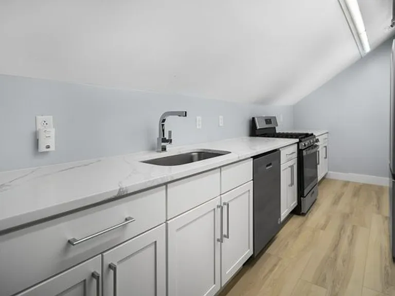 504 Stewart Ave — Photo 340