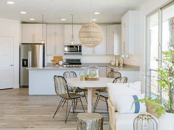 3rd image of 176 W Autumn Ln