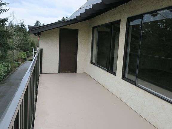 Large deck, upper floor