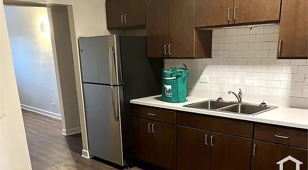 3 bed, 900 sqft, $1,900 — Photo 3