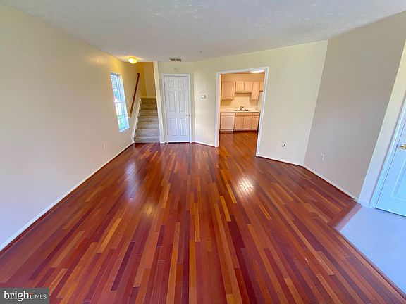 3rd image of 50 Hearthstone Ct APT L