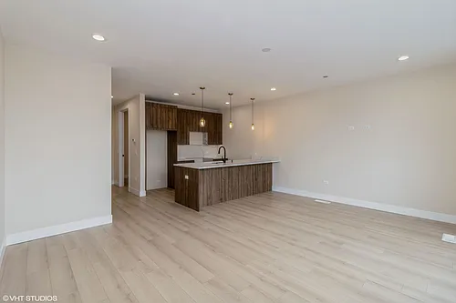 3043 W Irving Park Rd Photo 1