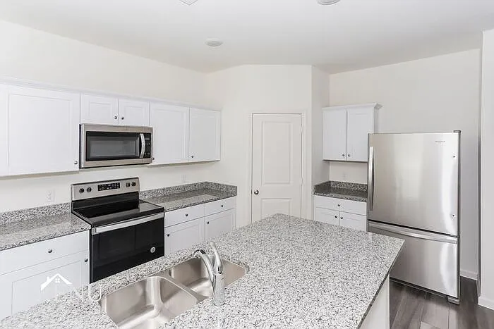 3 bed, 2.0 bath, 1769 sqft, $2,350 — Photo 2